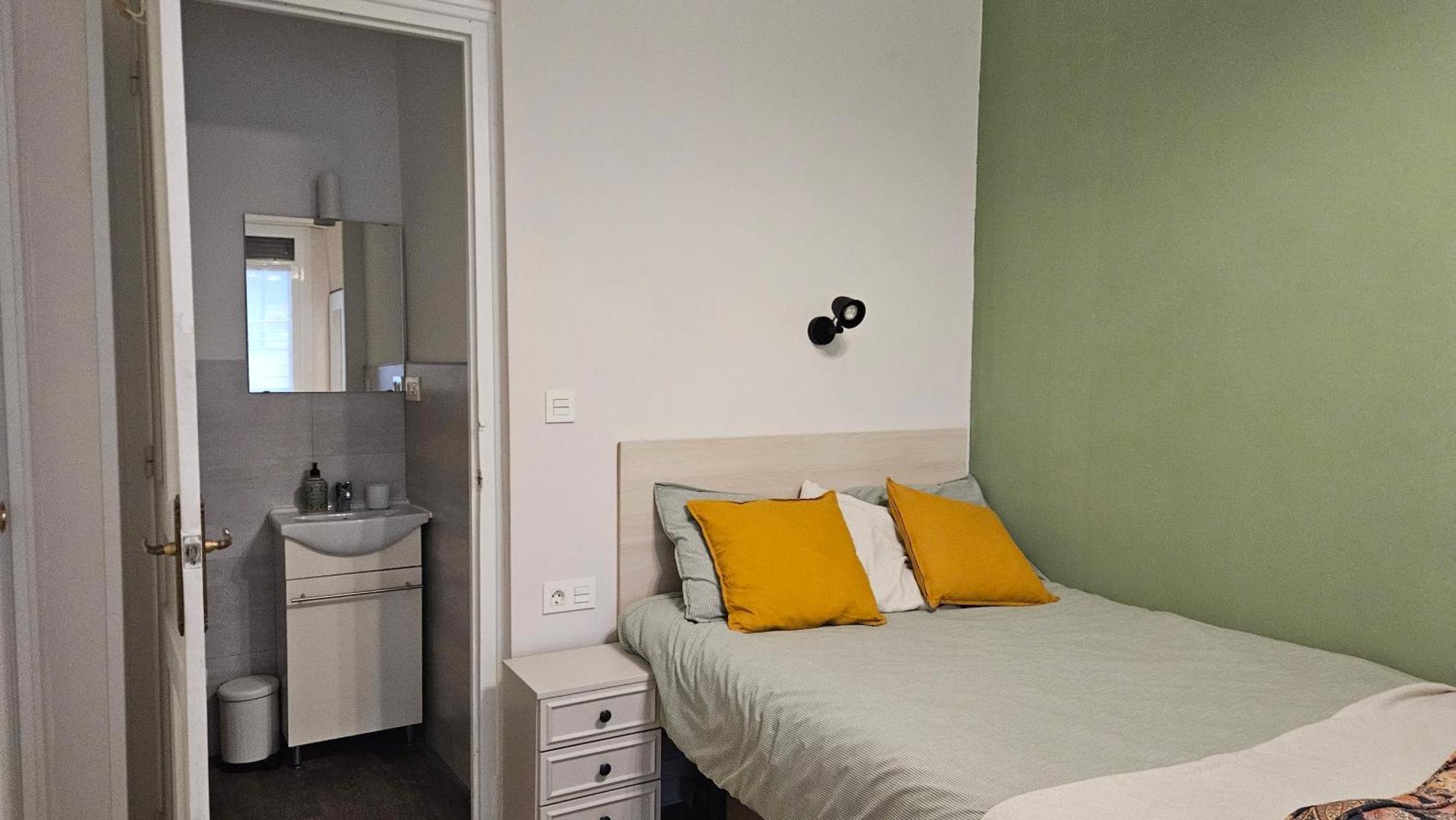 Central River Room - Private Wc Бильбао Экстерьер фото